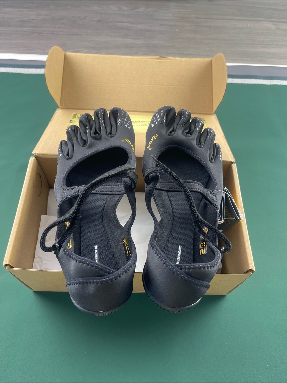 Vibram Man Black Toe-Separated Water Shoes